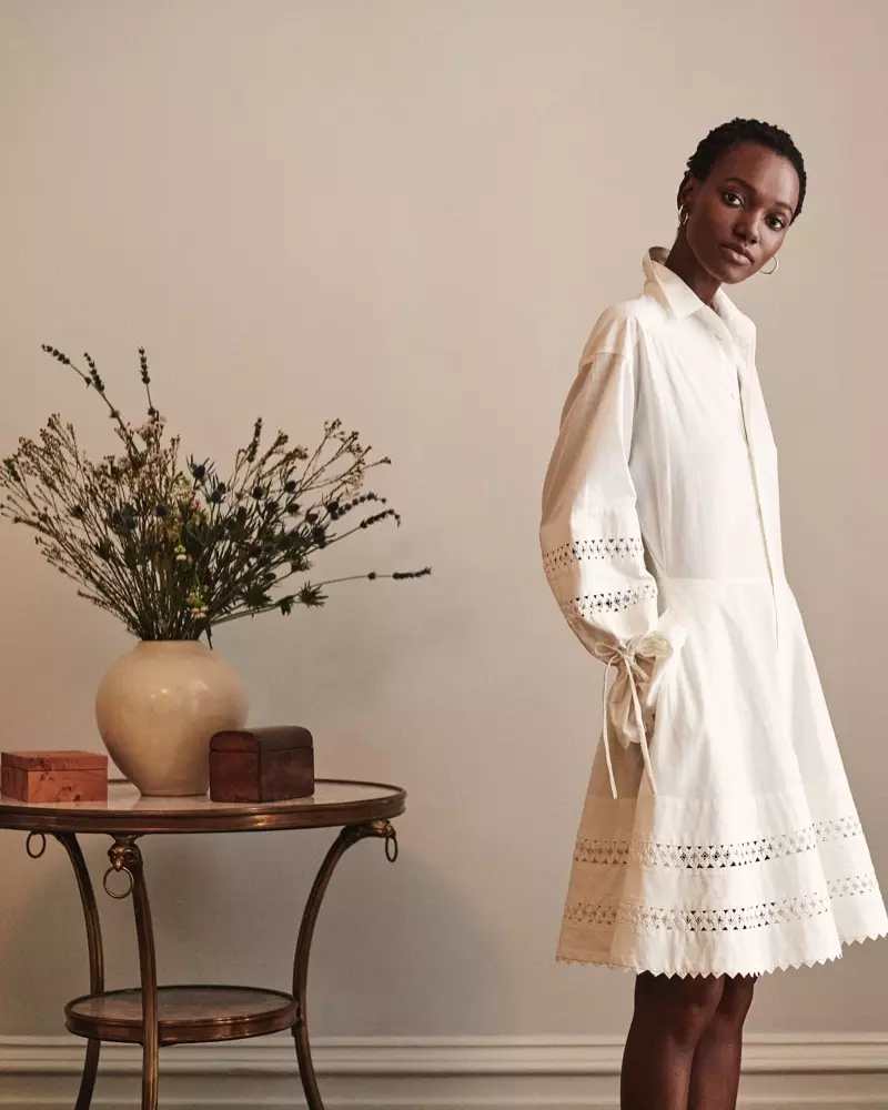 Model Herieth Paul ngagem pakéan bodas dina kampanye Polo Ralph Lauren pra-ragrag 2019