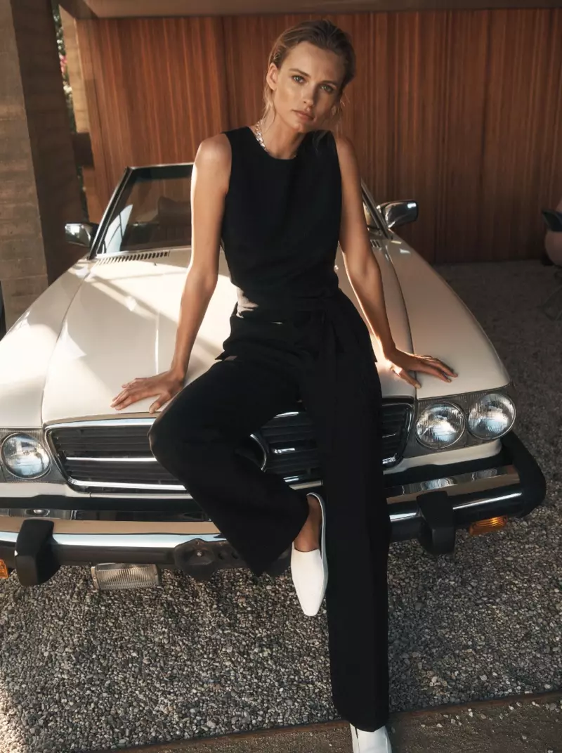 Edita Vilkeviciute modelo tunika ug karsones alang sa St. John resort 2019 kampanya