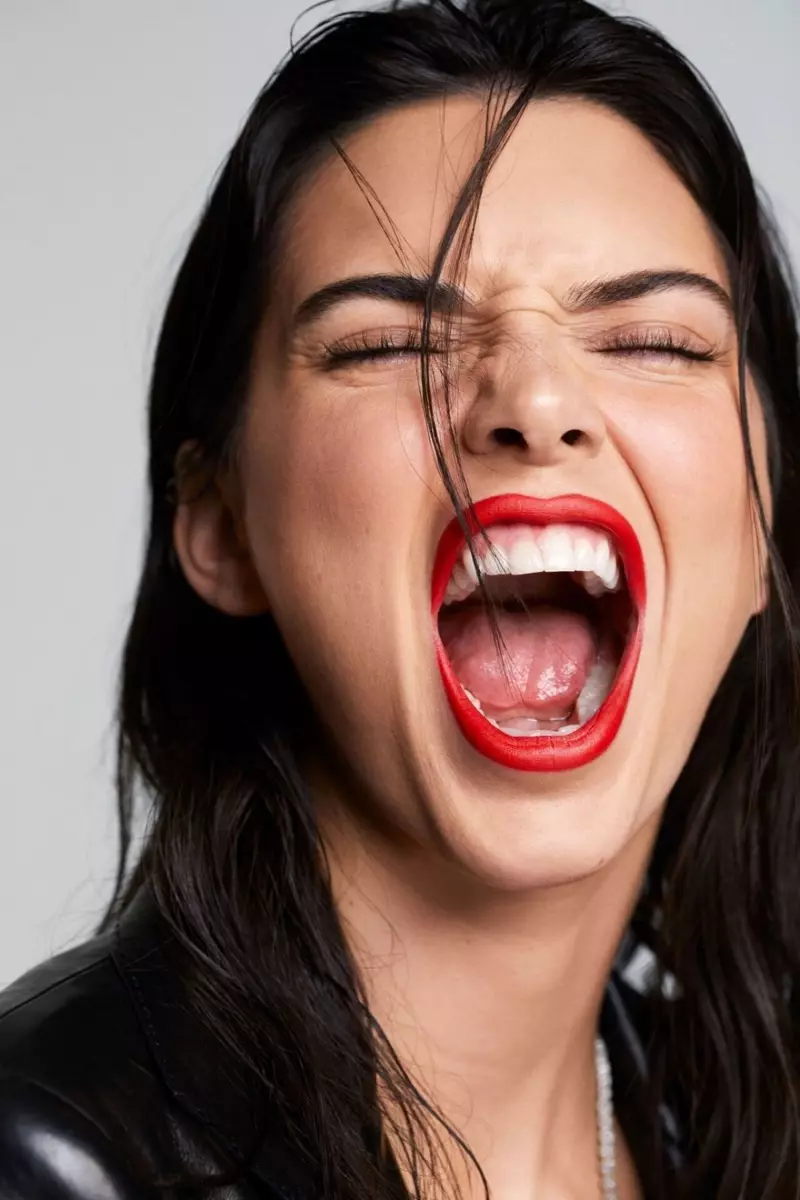 Kendall Jenner, L'Officiel'deki Yakın Çekimine Hazırlanıyor