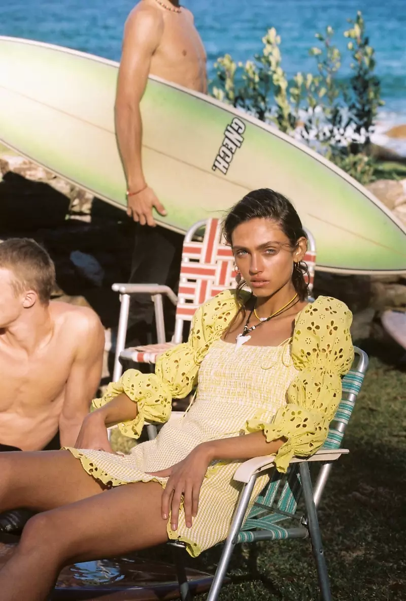 Šaty pre katamarán For Love & Lemons v plášti uvedené v kampani High Summer 2019