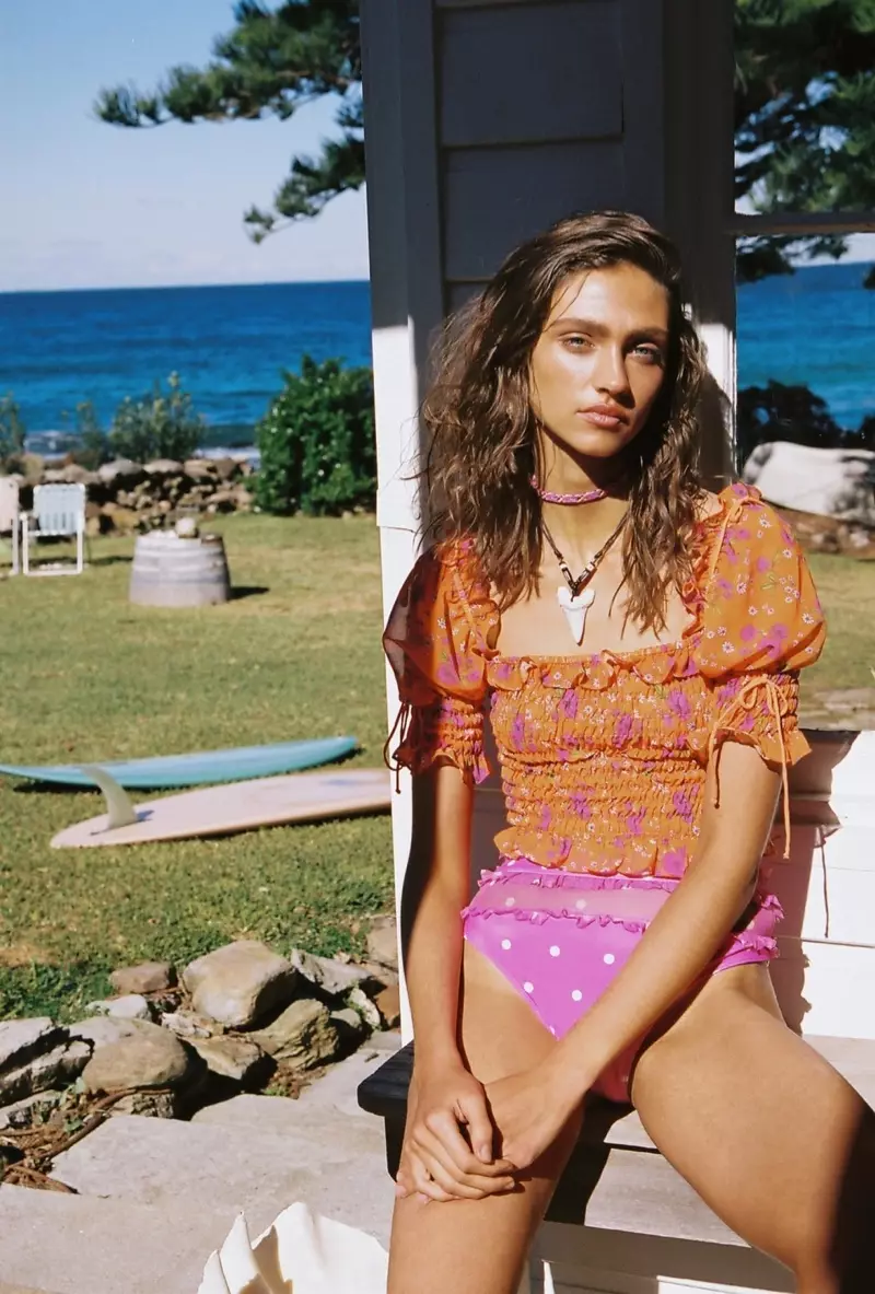 Krini Alejandra For Love & Lemons Şakayık büzgülü üst ve Tutti Frutti yüksek bel altları giyiyor