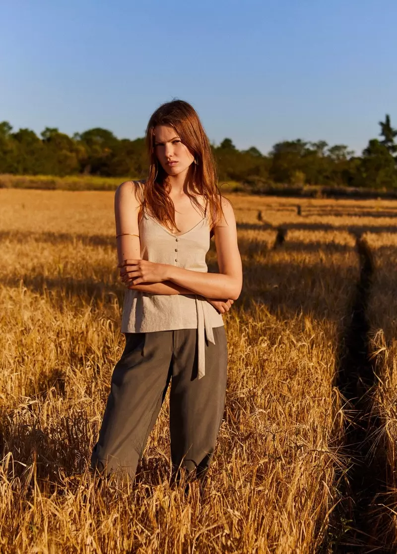 Le mannequin Roos van Elk pose dans les tenues été 2019 de Mango