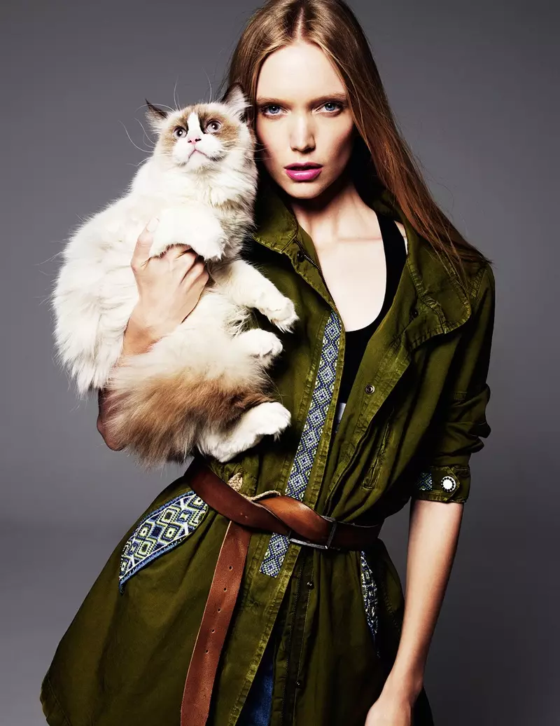 Shannon Ann Philips modelle met Cats for Glamour Italia