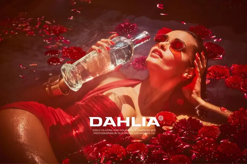 A piros fürdőruhát viselő Gizele Oliveira a Dahlia Tequila kampányban pózol.