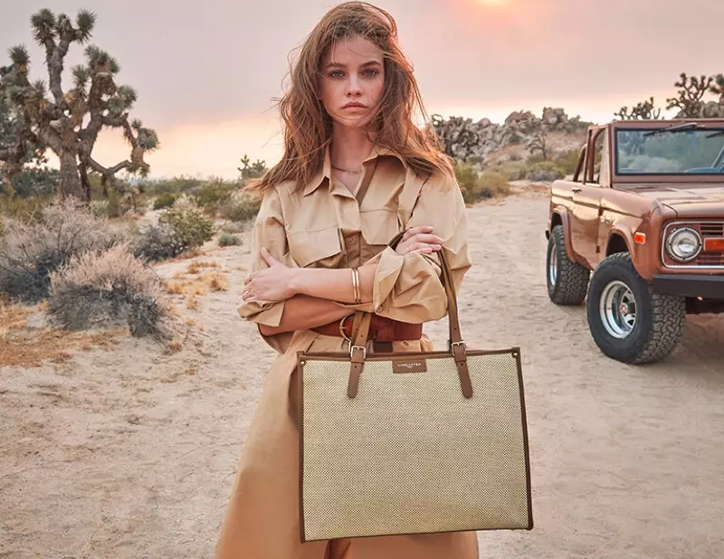 D'Model Barbara Palvin poséiert mat der aktueller Midi Bag vu Lancaster.