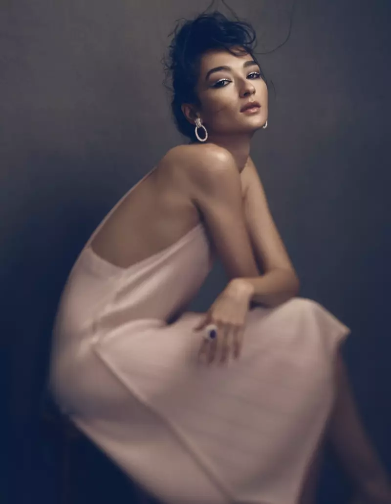 Bruna Tenorio posa con estilos elegantes para Vogue México