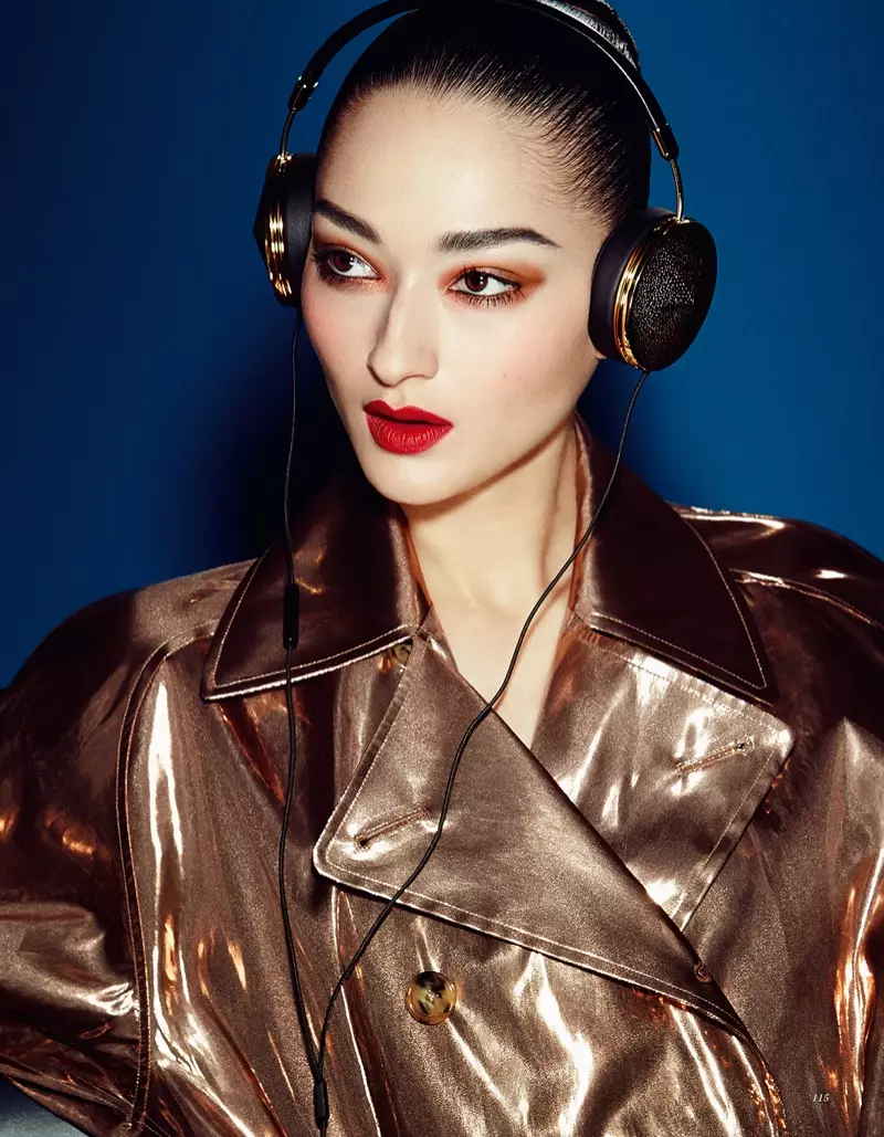 Bruna Tenorio stordisce con Smokey Eyes in Harper's Bazaar KZ di Yossi Michaeli