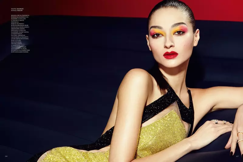 Bruna Tenorio apdullina ar dūmakainām acīm Josi Michaeli izrādē Harper's Bazaar KZ