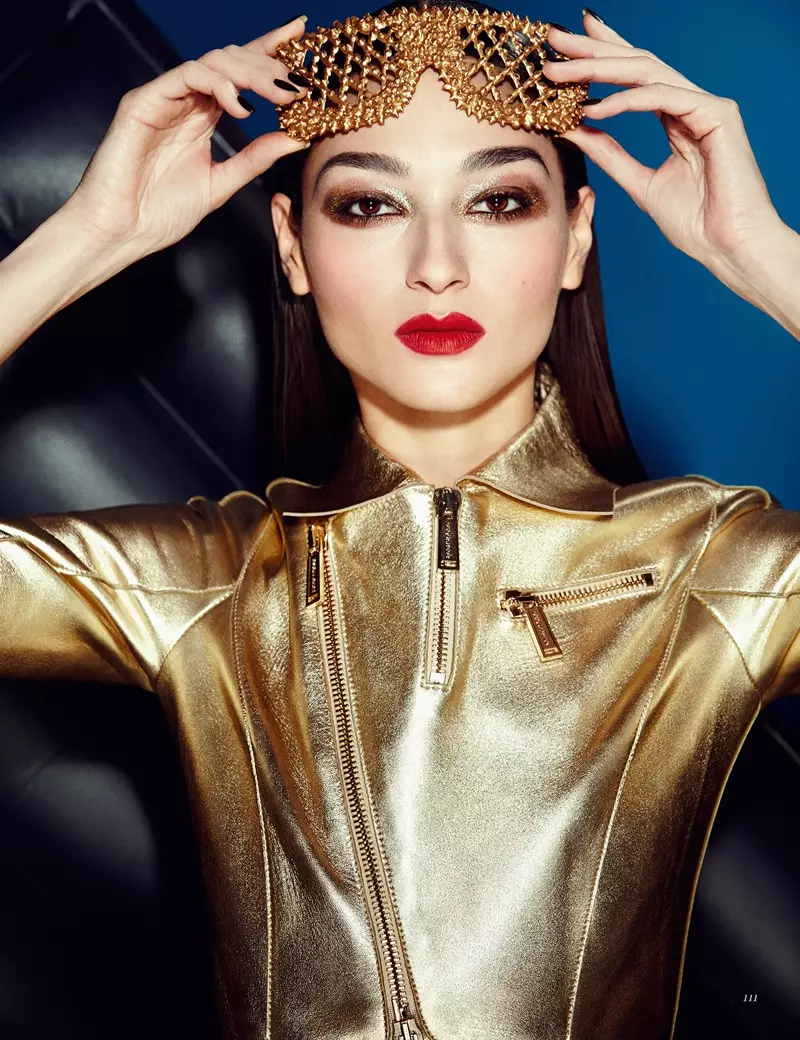 Bruna Tenorio stuns mat Smokey Eyes am Harper's Bazaar KZ vum Yossi Michaeli