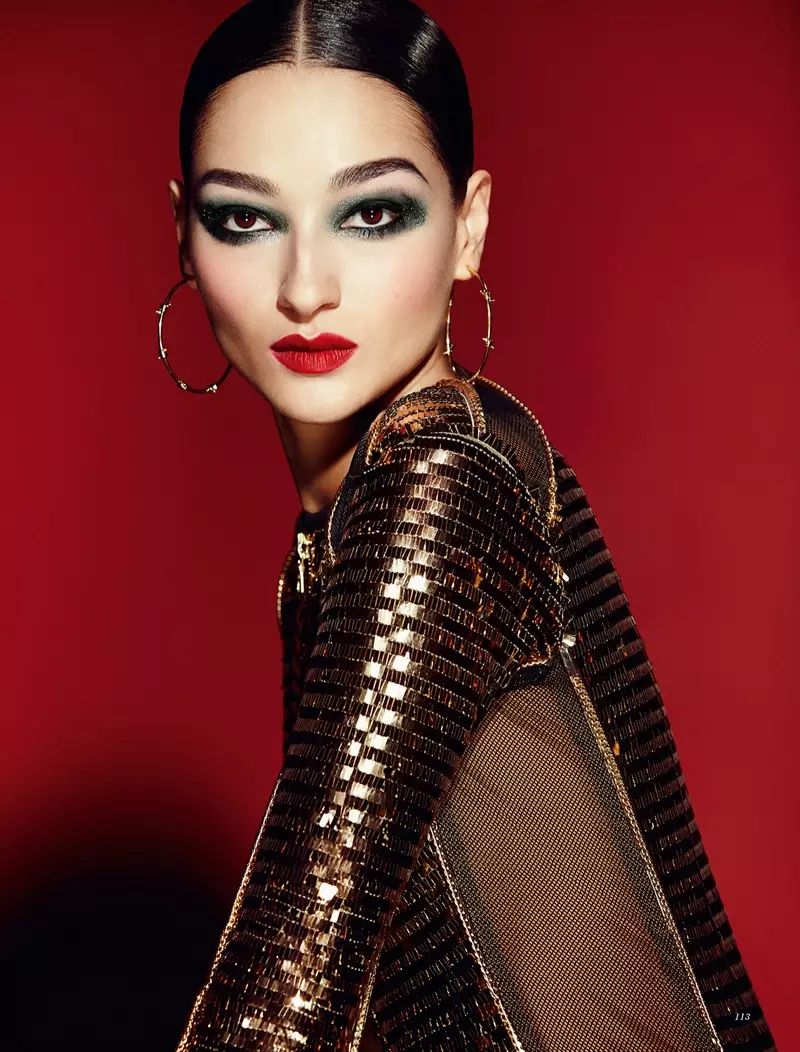 Bruna Tenorio verstom met Smokey Eyes in Harper's Bazaar KZ deur Yossi Michaeli