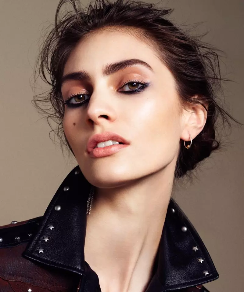 Marine Deleeuw לובשת Cool Girl Beauty ב-Harper's Bazaar באמריקה הלטינית