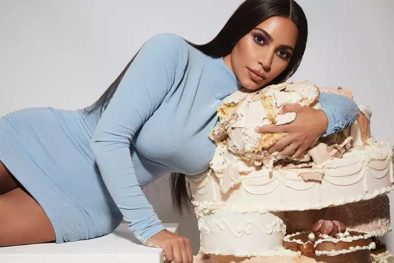 Kim Kardashian tortával pózol a KKW Beauty Opalescent kampányában.