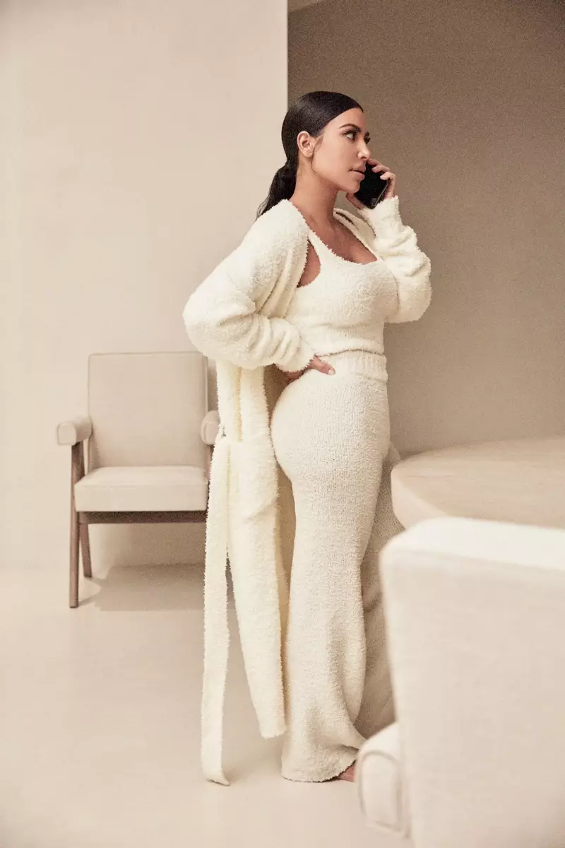 Egqoke ezimhlophe, uKim Kardashian ugqoke i-SKIMS Cozy Collection