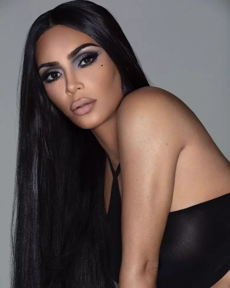 Kim Kardashian enkanaligas la konsiston de la 90-aj jaroj por la kampanjo de KKW Beauty Mattes