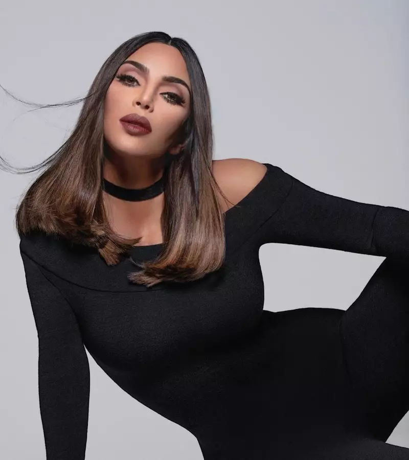 Modélisant une lèvre sombre, Kim Kardashian apparaît dans la campagne KKW Beauty Mattes