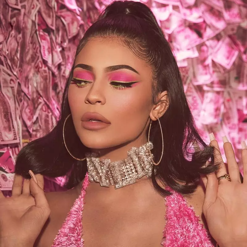 Kylie Jenner draacht rôze oogschaduw en fiert de kolleksjekampanje fan Kylie Cosmetics Birthday