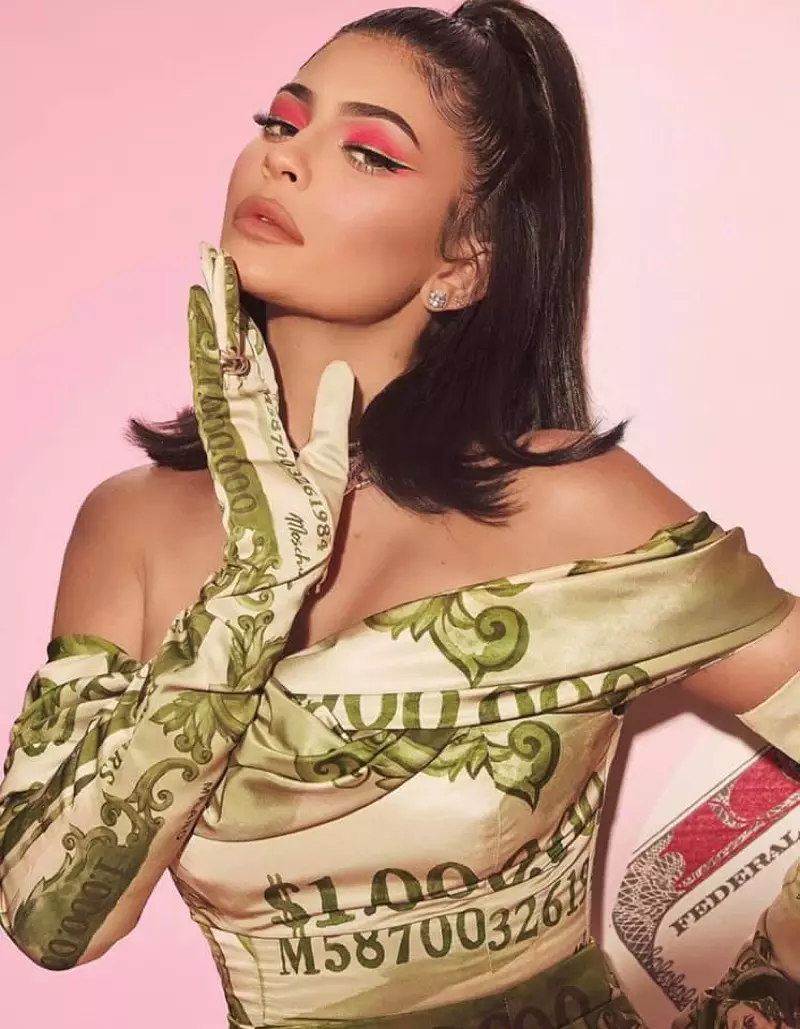 Kylie Jenner joue dans la campagne Kylie Cosmetics Birthday Collection