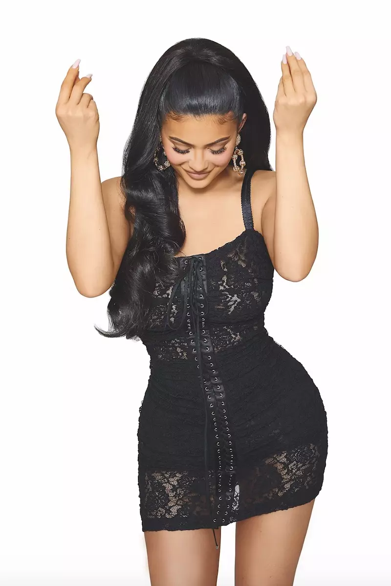 Lluint les seves corbes, Kylie Jenner porta un vestit i unes arracades de Dolce & Gabbana