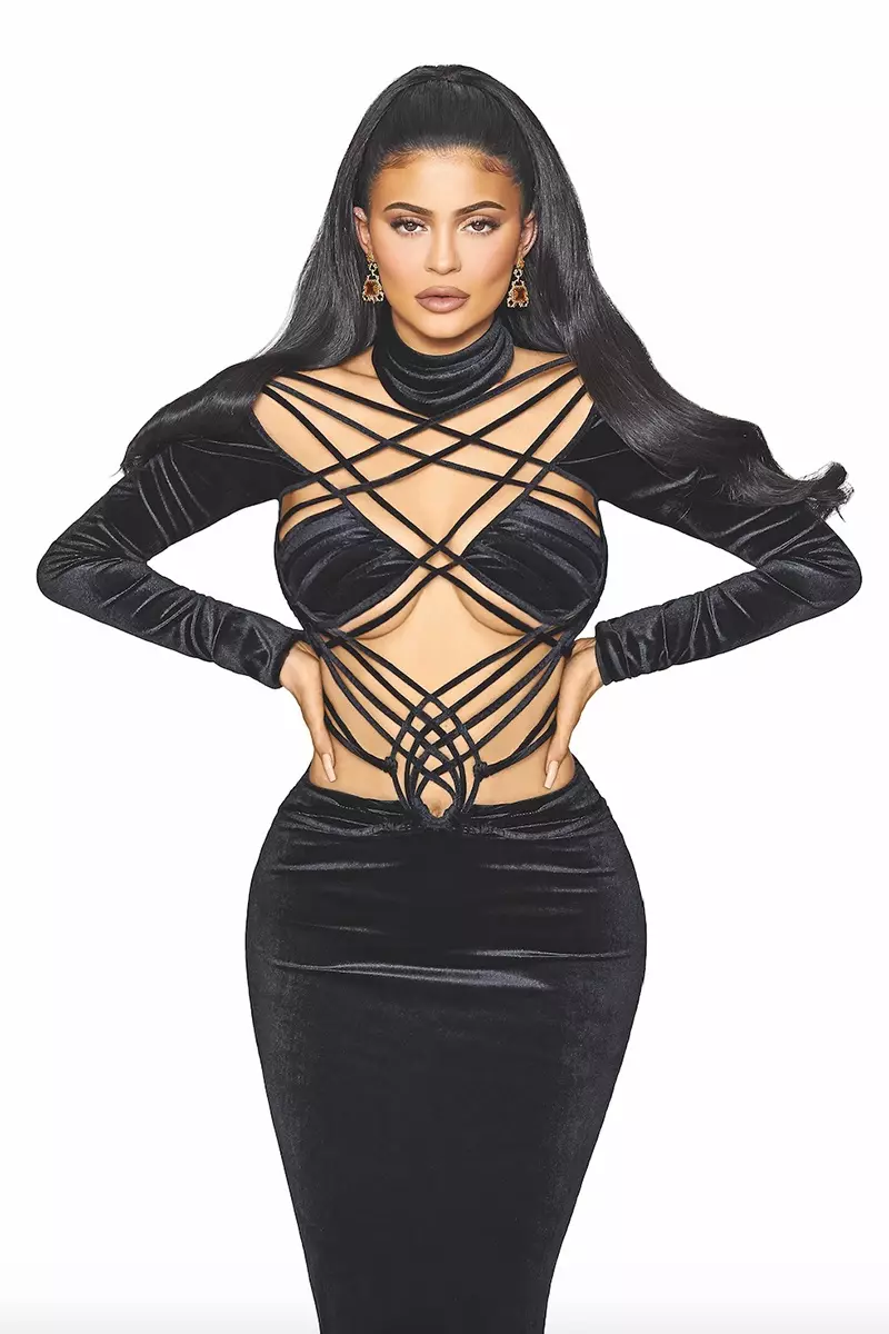 Mustana pukeutunut Kylie Jenner poseeraa Nicolas Jerban -mekossa ja Fucsia Vintage -korvakoruissa