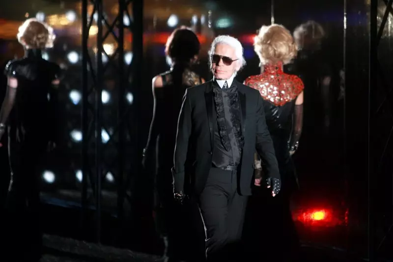 Karl Lagerfeld en el desfile de Chanel Shanghái. Foto: Imaginechina-Editorial / Fotos de depósito