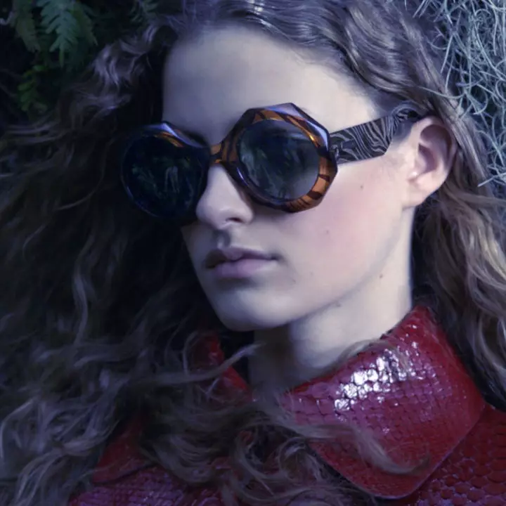 Felice Noordhoff porte des lunettes de soleil dans la campagne automne-hiver 2018 de Roberto Cavalli