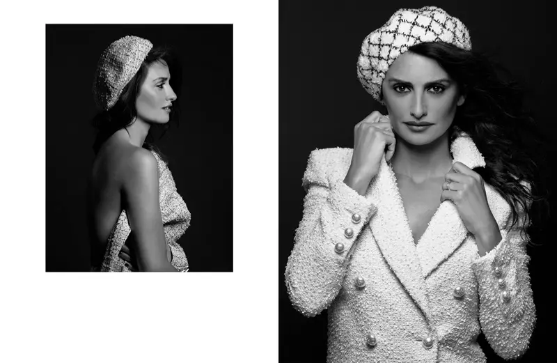 Fotografert i svart og hvitt, står Penelope Cruz foran Chanel resort 2019-kampanjen