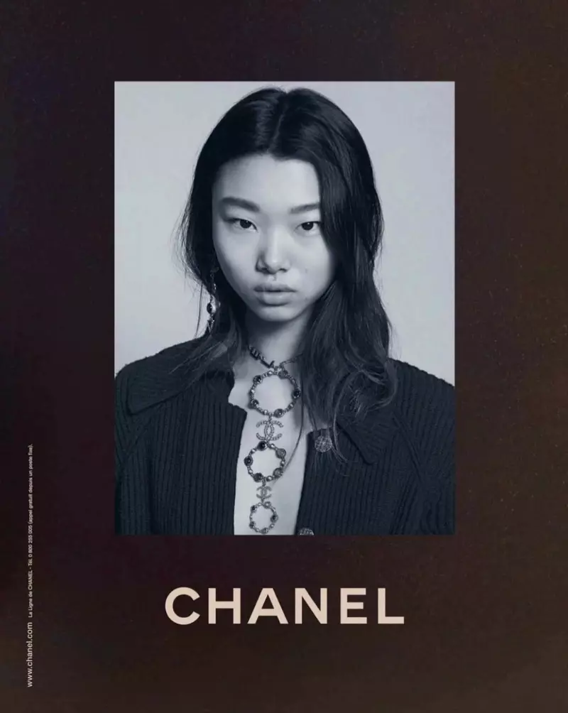 Yoon Young Bae သည် Chanel ဆောင်းရာသီ 2018 ကမ်ပိန်းတွင် ပါဝင်နေသည်။