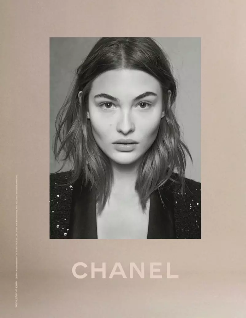 Grace Elizabeth poses rau Chanel lub caij nplooj zeeg-lub caij ntuj no 2018 kev sib tw