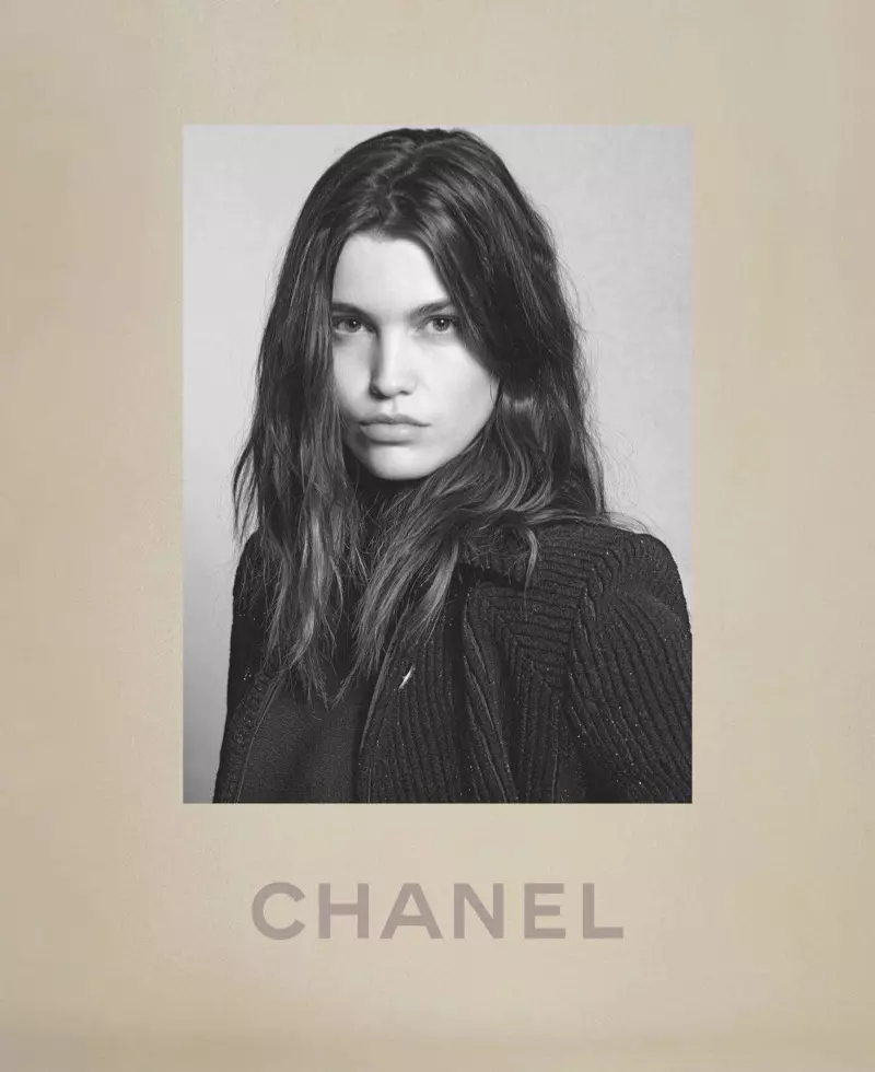 Luna Bijl tạo dáng trong chiến dịch thu đông 2018 của Chanel