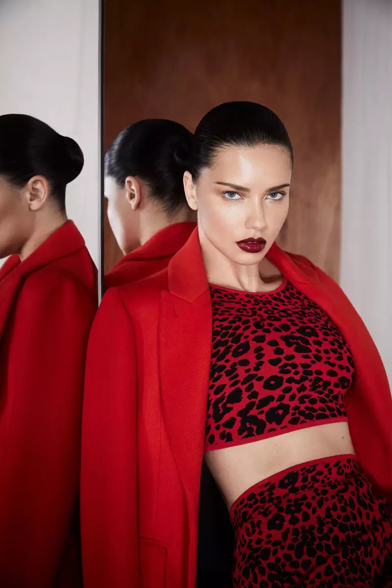 Adriana Lima, gekleed in rood, verschijnt in de BCBGMAXAZRIA herfst-winter 2019-campagne