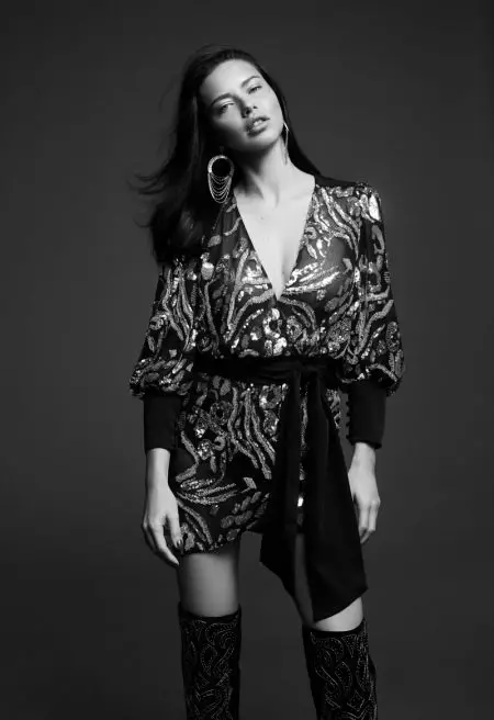 Adriana Lima BCBGMAXAZRIA Güýz 2019 kampaniýasynda bir pozisiýa urýar