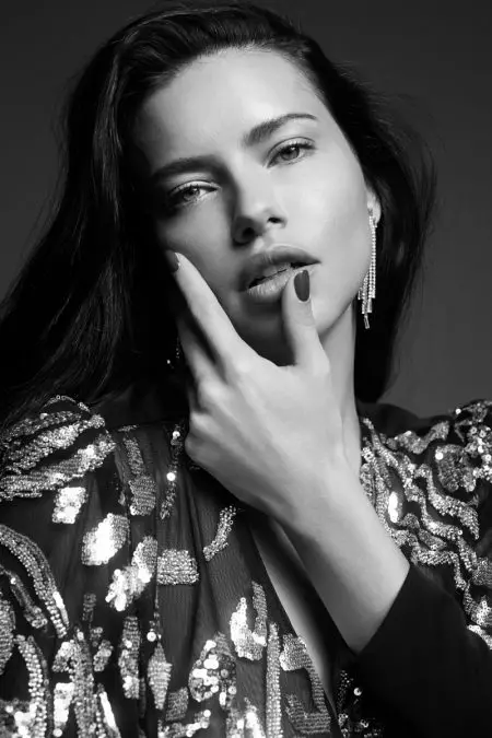 Adriana Lima ieņem pozu BCBGMAXAZRIA 2019. gada rudens kampaņā