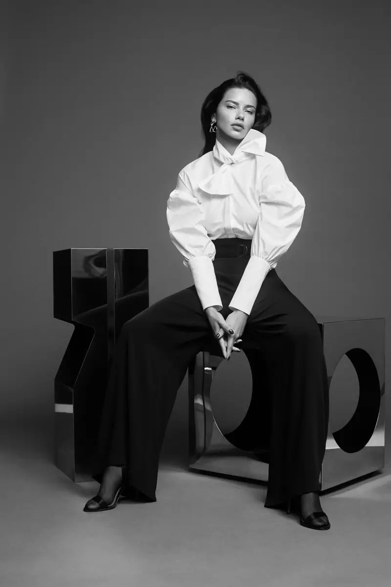 Fotografiada en blanco y negro, Adriana Lima encabeza la campaña otoño-invierno 2019 de BCBGMAXAZRIA