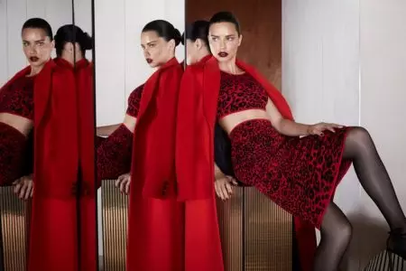 Adriana Lima faz pose na campanha de outono 2019 do BCBGMAXAZRIA