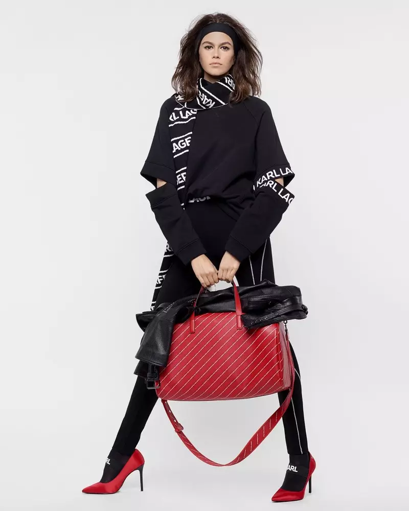 නිරූපිකාව Kaia Gerber Karl Lagerfeld සරත් සෘතුවේ-ශීත 2018 ව්‍යාපාරයේ පෙරමුණ ගෙන සිටී