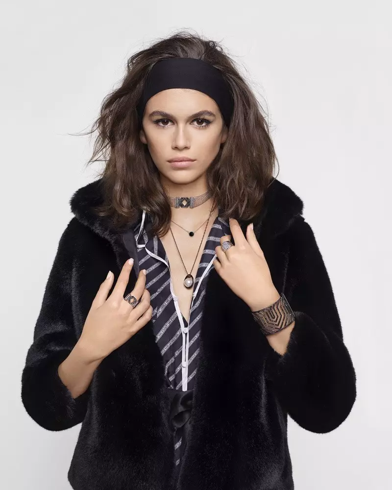 Si Kaia Gerber nag-layer sa Karl Lagerfeld nga tingdagdag-tingtugnaw 2018 nga kampanya