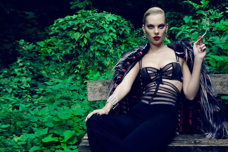 Dioni Tabbers Ya Samu Sultry don L'Officiel Ukraine Shoot ta Jenny Brough