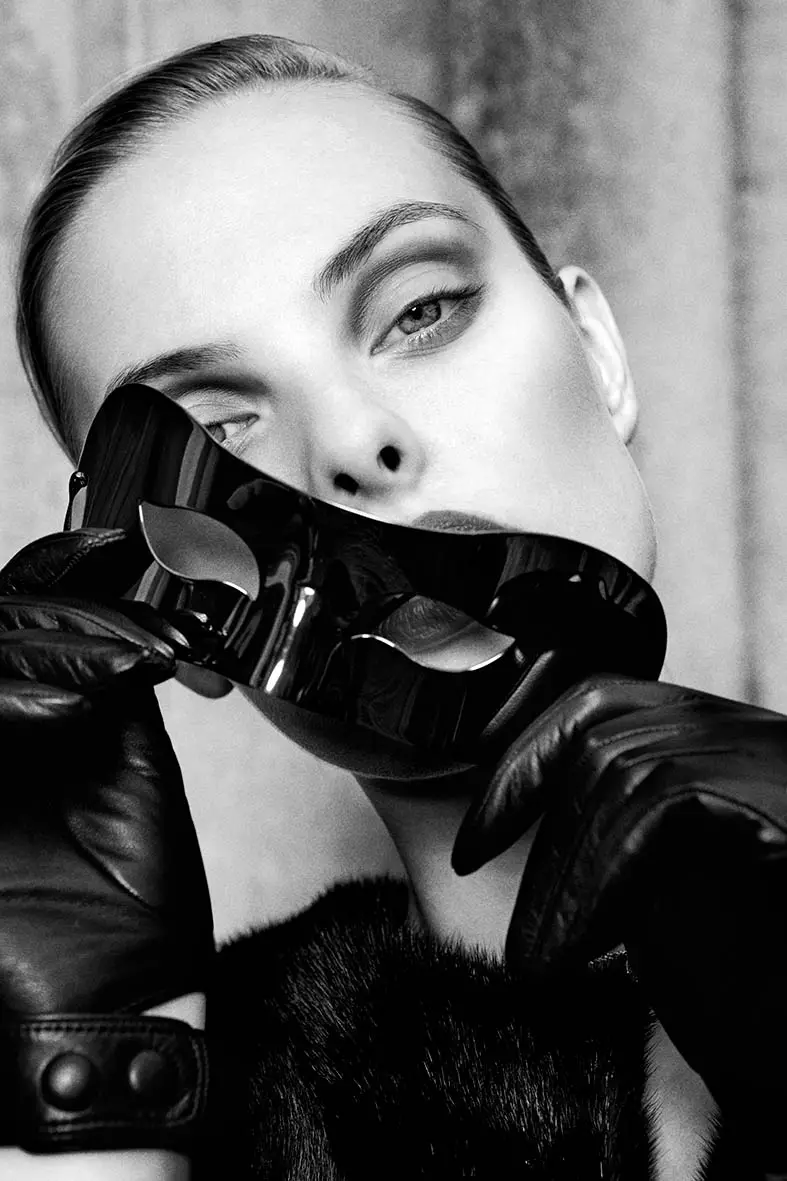 Dioni Tabbers devient sensuelle pour le tournage de L'Officiel Ukraine par Jenny Brough