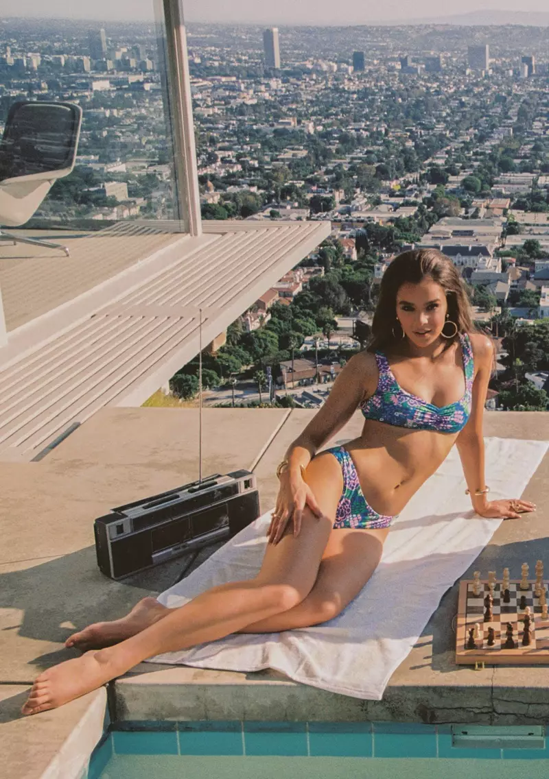 Hailee Steinfeld, wat langs die swembad poseer, staan voor Frankies Bikinis-veldtog.
