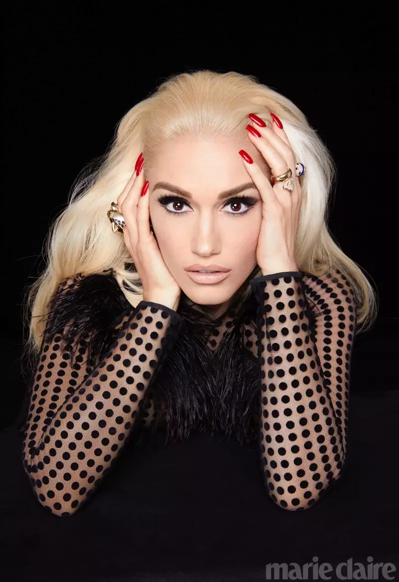 גרייט פֿאַר איר נאָענט, Gwen Stefani פּאָוזאַז אין David Koma קלייד און קאַרטיער רינגס