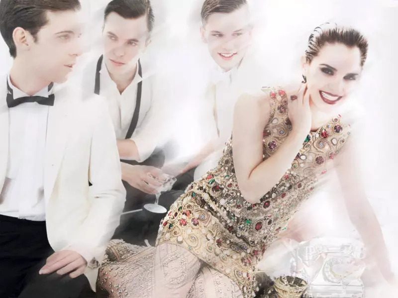 Emma Watson ee Vogue US Luulyo 2011 waxaa qoray Mario Testino