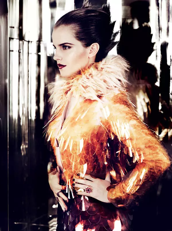 Emma Watson សម្រាប់ Vogue US ខែកក្កដា ឆ្នាំ 2011 ដោយ Mario Testino