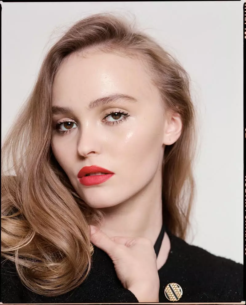 Lily-Rose Depp, gefotografeerd door Pelle Lannefors, poseert voor Glamour Paris