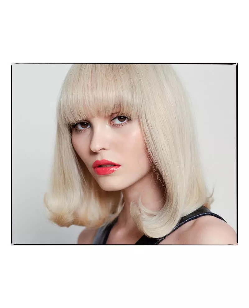 Ilay mpilalao sarimihetsika Lily-Rose Depp dia mampiseho wig blonde misy bangs