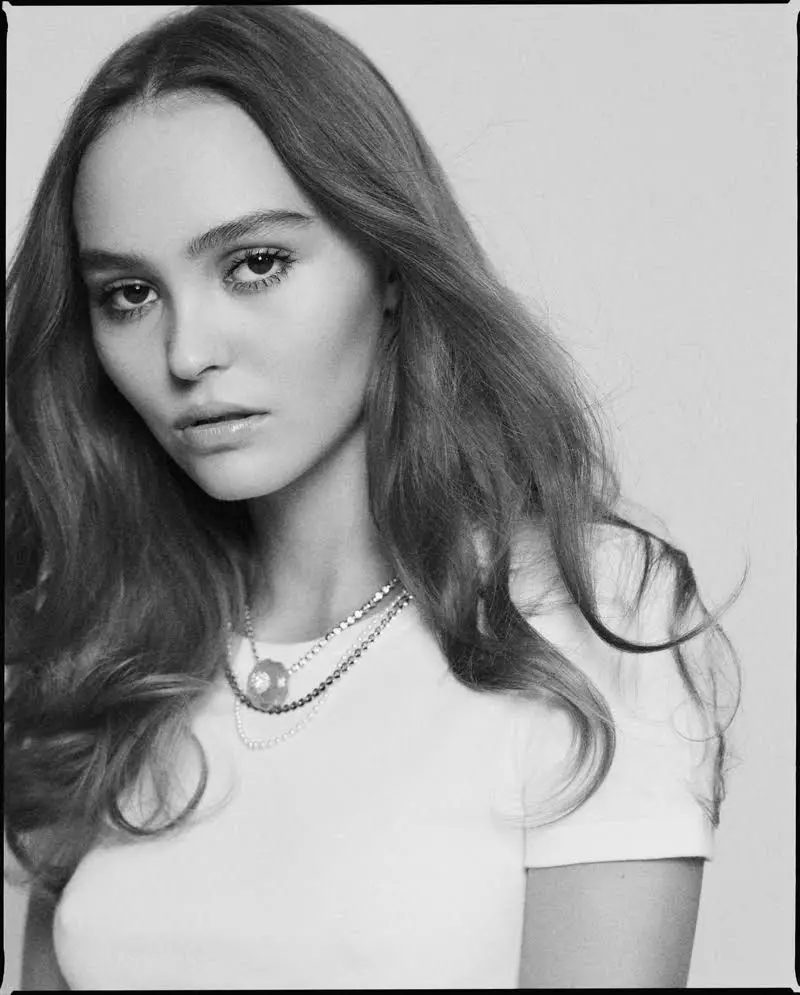 Nalaina tamin'ny mainty sy fotsy, i Lily-Rose Depp dia maka sary ho an'i Pelle Lannefors