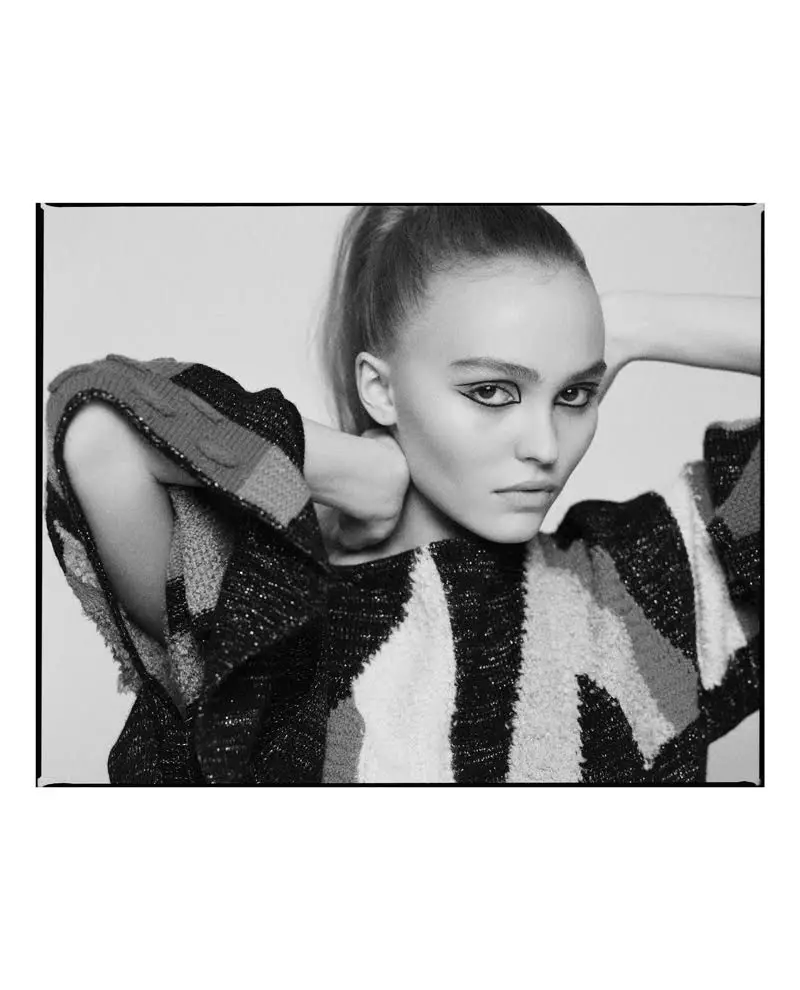 Kaptita en nigrablankaĵo, Lily-Rose Depp pozas por Glamour Paris