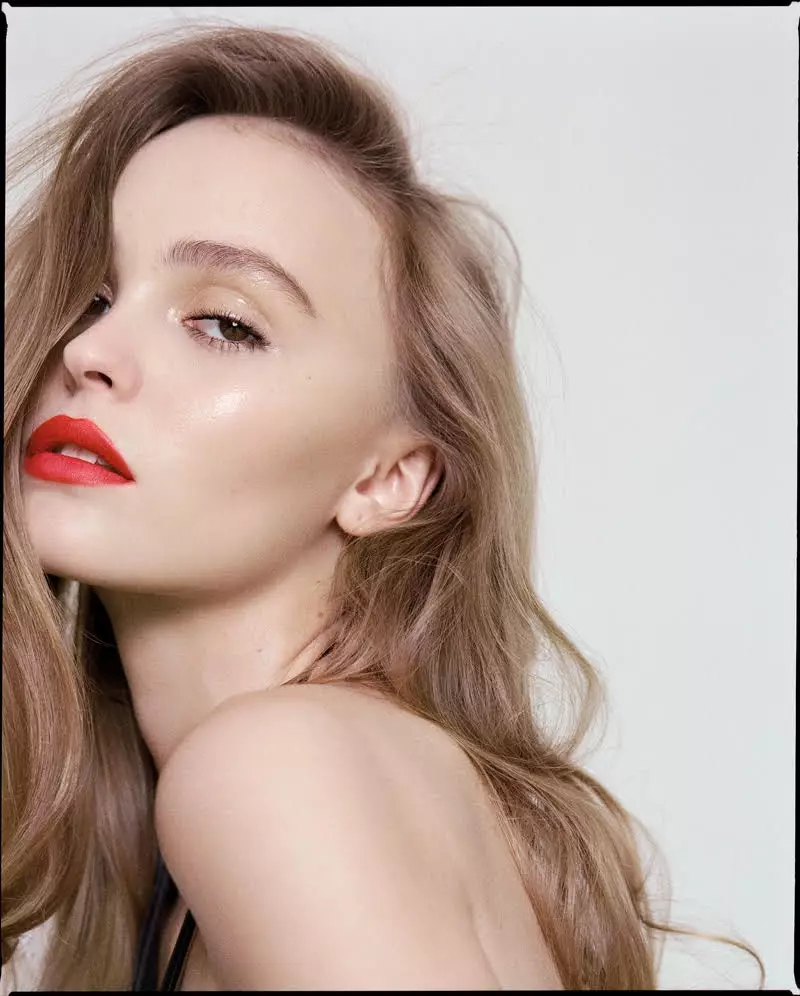 Lily-Rose Depp qırmızı pomada kölgəsi geyinir