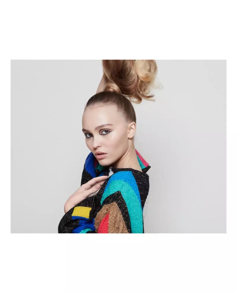 Lily-Rose Depp پیچ ورک چینل کا سویٹر پہنتی ہے۔