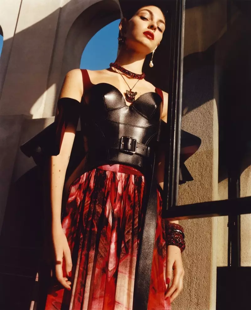 Vittoria Ceretti fronts Alexander McQueen ragrag-usum 2018 kampanye