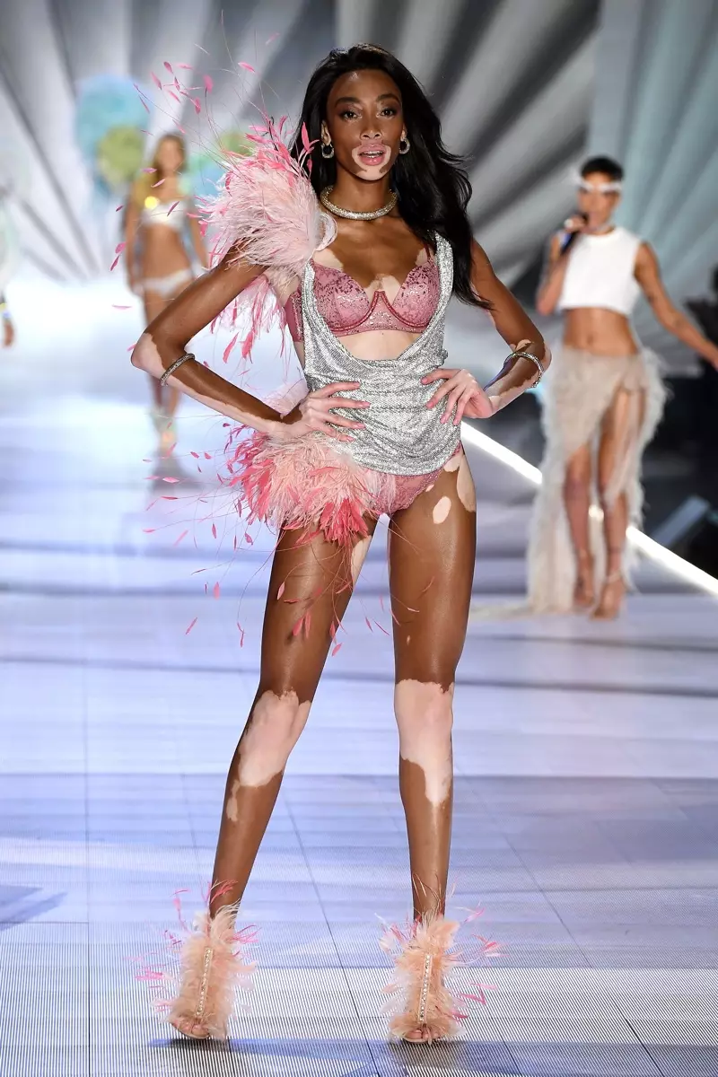 Winnie Harlow ដើរក្នុងកម្មវិធី Victoria's Secret Fashion Show ឆ្នាំ 2018 នៅទីក្រុងញូវយ៉ក។ រូបថត៖ Dimitrios Kambouris / រូបភាព Getty សម្រាប់ Victoria's Secret